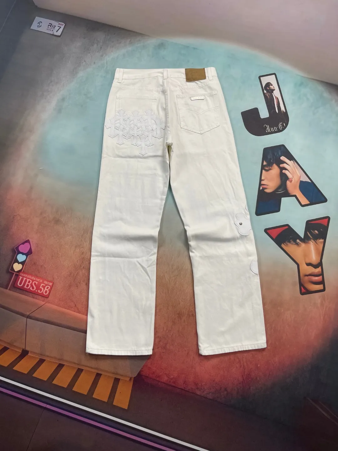 🅿️300 🔘Model No.-KL166 🔘Croxin𝐂𝐡𝐫𝐨𝐦𝐞 𝐇𝐞𝐚𝐫𝐭 White Bull King Metal Cross White Leather Heavy Duty Jeans* The brand of Croxin has always been famous for its high-end and design. The quality of these pants is unparalleled, and a pair is often hard to find at counters. It uses top-notch heavy-duty washing technology, the calf leather laser-cut cross is particularly exquisite, and the aged silver hardware adds a sense of retro and luxury. White denim fabric, paired with a cross leather design, is fashionable and individual. The straight version is also particularly slim. The style is the same for men and women, so whoever wears it will look better! The matching suggestions are as follows: Cool street style: Pair the upper body with a black short crop top, a black leather jacket, and black Martin boots. Wear a silver necklace and ring from Crowe Heart and walk on the street to feel cool. Casual fashion style: wear a simple white cotton T-shirt, a loose denim jacket, and white sneakers. Overall casual and comfortable, suitable for daily travel and shopping. High-end outfit: Pair it with a black silk-textured shirt, tuck it into pants, and put on a pair of black leather shoes. Wearing a black suit jacket will instantly enhance your temperament, and you can attend some formal occasions without any pressure.  Size: S M L XL (28.30.32.34) Color: White